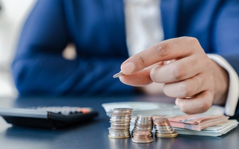Comment se passe la gestion de fortune en Andorre Les nombreuses mesures mises en place par les autorités d'Andorre ne cessent d'attirer des investisseurs de par le monde. De plus en plus de personnes décident de s'expatrier afin de bénéficier des avantages proposés. S'il est bénéfique d'avoir des biens en Andorre, il est encore mieux de s'informer sur leur gestion. À cet effet, diverses solutions existent et il est important de bien les connaître. Vous vous posez de multiples questions sur la gestion de fortune en Andorre Vous désirez en savoir davantage sur le sujet afin de prendre les bonnes décisions Découvrez ici les réponses à vos interrogations les plus importantes. Qu'est-ce que la gestion de fortune La gestion de fortune consiste pour un spécialiste à s'occuper des actifs d'une personne ou d'une entreprise. Il s'agit du gestionnaire de fortune qui est chargé de gérer l'ensemble des actifs de ses clients. Il s'occupe des patrimoines les plus importants, qu'il s'agisse des patrimoines immobiliers, financiers ou professionnels. C'est clairement une mission de taille qui demande des compétences bien précises. Le gestionnaire de fortune doit nécessairement être une personne hautement qualifiée, avec une bonne expérience dans le domaine. Afin de réaliser de façon efficace la tâche, le gestionnaire devra avant tout faire une analyse complète des biens à travers un bilan patrimonial. Ceci lui permettra de faire augmenter le patrimoine, mais aussi les revenus de son client avec une maîtrise des risques. Il fait des propositions en fonction du profil de son client, mais aussi des biens dont il dispose. En Andorre comme ailleurs, la gestion de fortune relève d'un travail maîtrisé et mis en œuvre par des spécialistes. Il n'est donc pas question de prendre le sujet à la légère si vous comptez avoir des résultats intéressants. Quels sont les types de patrimoines Connaître les types de patrimoines les plus importants est essentiel pour toutes les personnes intéressées par le sujet. En effet, on considère les patrimoines matériel et immatériel comme étant les deux principaux types. La maîtrise de ces deux termes est étroitement liée à la compréhension du concept de gestion de fortune. Le patrimoine matériel regroupe tous les actifs physiques que possède une personne ou une entreprise. On peut compter entre autres les mobiliers, ou encore les bureaux. Ce sont des biens qui en plus du fait qu'ils peuvent être touchés, peuvent être déplacés sans grande difficulté. Le patrimoine immatériel quant à lui prend en compte les biens qui ne sont pas physiques. Ici, il ne s'agit clairement pas d'un objet que l'on peut toucher physiquement. Les actifs concernés ici ont simplement une valeur symbolique et ne peuvent pas être quantifiés. Ils sont définitivement différents des biens concernés par le patrimoine matériel. Comment se passe la gestion de fortune en Andorre Pour une bonne gestion de votre fortune en Andorre, faire appel à un professionnel est la meilleure chose à faire. C'est-à-dire le gestionnaire, qui est la personne indiquée. Pour une bonne gestion de fortune, il faut commencer par la planification qui donne une idée claire des différentes actions à mener. Il faut planifier pour agir de manière efficace et pour obtenir les meilleurs résultats. Pour commencer, il faudra faire le point de tous vos actifs en Andorre. La planification a aussi l'avantage de donner quelques indices sur les revenus, mais aussi sur les dépenses à venir. Une fois que tout est bien organisé et que tous les détails sont cernés, il faudra s'intéresser aux objectifs à atteindre. Pour être efficaces, les objectifs pourront être divisés pour être valables à court, à moyen et à long terme. Ils doivent être bien énumérés et suffisamment compréhensibles pour que les bonnes actions soient mises en œuvre. Pour chaque objectif, doit convenir une stratégie qui permet de la transformer en une réalité. Cela s'appelle le plan de gestion de fortune et joue un rôle très important. Toutes ces tâches sont gérées par des experts du domaine qui disposent de nombreuses années d'expérience pour intervenir promptement pour votre dossier. Les solutions proposées s'appuient sur vos besoins, votre situation personnelle, familiale, entrepreneuriale et patrimoniale. L'objectif principal est de pouvoir vous offrir des solutions sur mesure qui répondent parfaitement à tous vos besoins de vie. Quels sont les avantages liés à la gestion de fortune Il y a bien évidemment des avantages dont vous bénéficiez avec la gestion de fortune. Premièrement, elle contribue à l'amélioration du contrôle des différents investissements réalisés. De cette manière, les mouvements inutiles susceptibles de nuire au lieu de renforcer les finances de l'entreprise sont écartés. Le suivi est bien planifié et chaque action est mise à profit pour réaliser les différents objectifs fixés dès le départ. De même, la gestion de fortune crée une certaine amélioration des obligations légales. Lorsque la gestion de fortune est bien réalisée, les finances sont beaucoup mieux organisées. Les attentes sont donc maîtrisées et la planification fiscale réussie le plus simplement. Tous les actifs sont ainsi protégés par des actions orientées et étudiées par des professionnels.